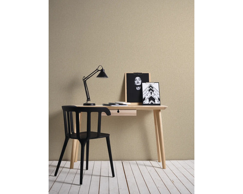 Arbeitszimmer mit Schreibtisch, Stuhl und Lampe vor einer strukturierten Tapete