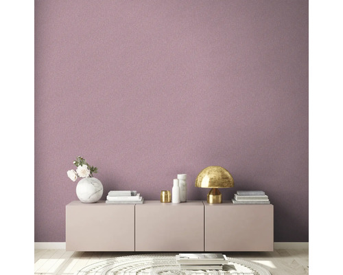 Wohnraum mit einer strukturierten Tapete an der Wand, die eine wohnliche Atmosphäre schafft