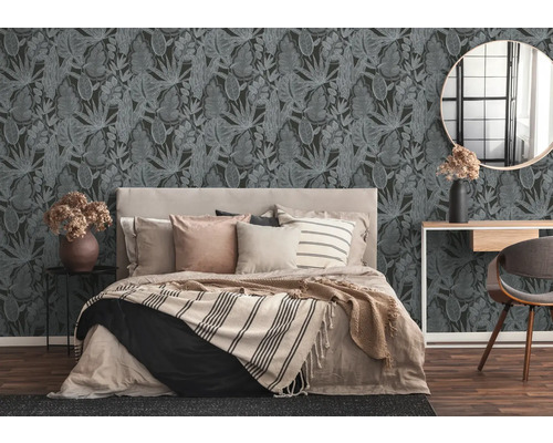 Schlafzimmer mit floral gemusterter Tapete, Bett und Einrichtung