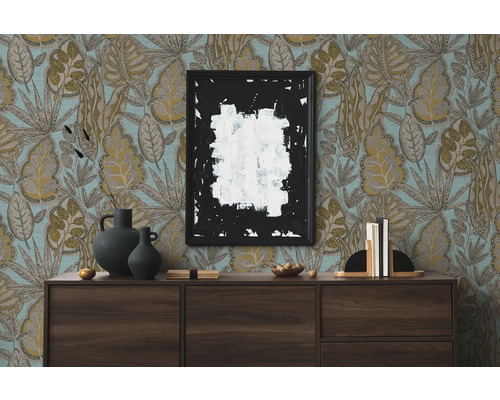 Szene mit gemusterter Tapete, Kommode und Dekoration