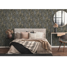 Schlafzimmer mit floral gemusterter Tapete, Bett und Beistelltisch