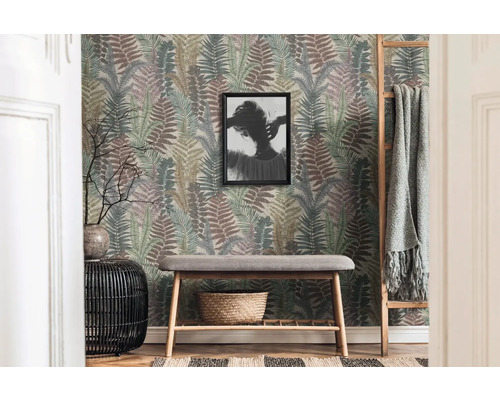 Flur mit Farnmuster-Tapete, Bank, Leiter und Dekorationen