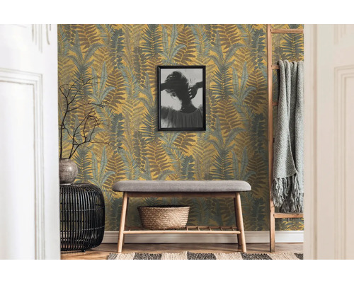 Einrichtungsbeispiel mit Wandtapete mit Pflanzenmotiv, Bank, Leiter und Deko-Elementen in einem hellen Raum.