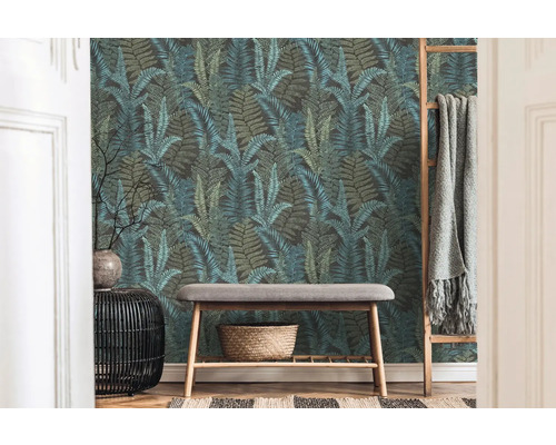 Raum mit Farnmuster-Tapete, Bank und Dekorationsleiter