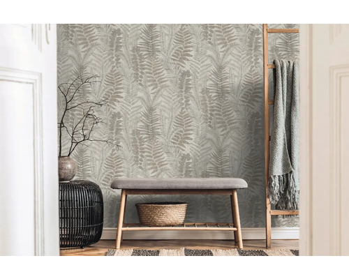 Dekoratives Interieur mit Farnmuster-Tapete, Bank und Leiter mit Decke