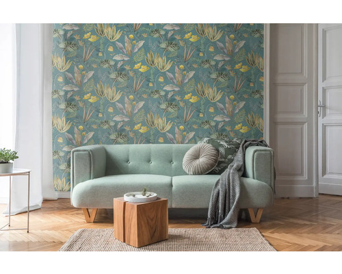 Wohnzimmer mit floraler Tapete, Sofa, Holztisch und Teppich