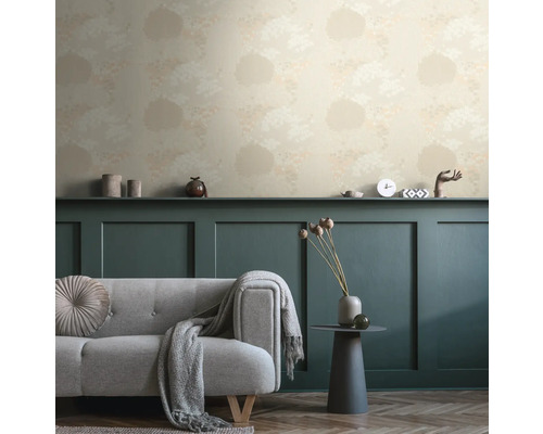 Wohnzimmer mit gemusterter Tapete und grauer Couch