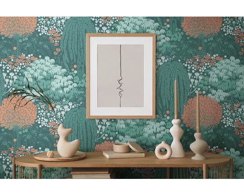 Dekoratives Interieur mit gemusterten Tapeten, Tisch und Wohnaccessoires.