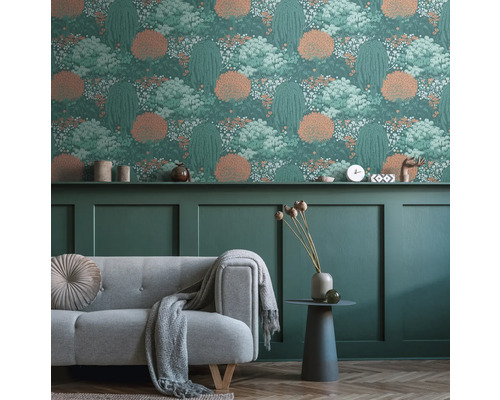 Wohnzimmer mit Sofa und Wandtapete mit Baumdesign für ein helles und organisiertes Ambiente