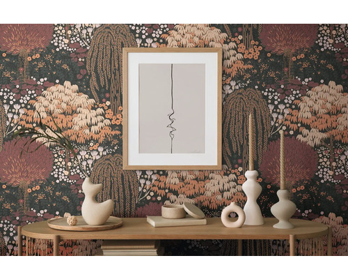 Dekoratives Stillleben mit Muster-Tapete, gerahmtem Bild und Tischdekorationen