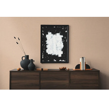 Dekoratives Interieur mit Kommode, Vasen, abstrakter Kunst und Bücherstützen