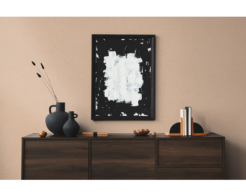 Dekoratives Interieur mit Kommode, Vasen, abstrakter Kunst und Bücherstützen