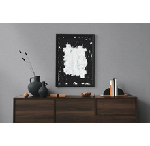 Dekoratives Interieur mit Kommode, abstrakter Kunst und Vasen