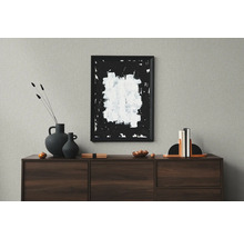 Dekoratives Wohnzimmer mit Sideboard, Vasen und gerahmtem abstrakten Gemälde
