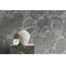 Dekorative Tapete mit Pflanzenmuster, Vase, Uhr und Dekoration