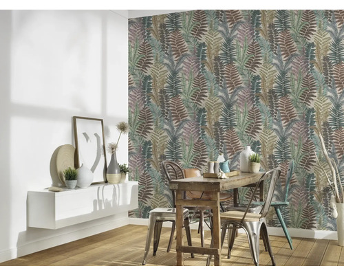 Esszimmer mit Wandtapete mit Farnmuster, Tisch und Stühlen