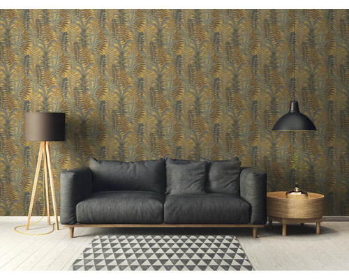 Wohnzimmer mit Sofa und gemusterter Tapete mit Farnmotiv