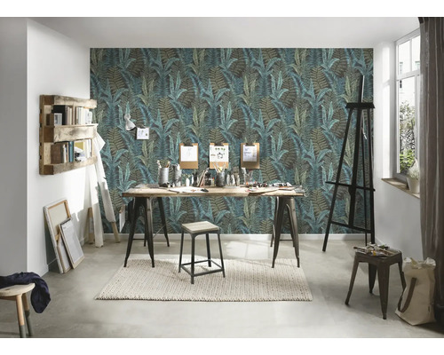 Atelier mit Esstisch, Hocker, Staffelei, Holzregal und Vliestapete mit Blättermotiv