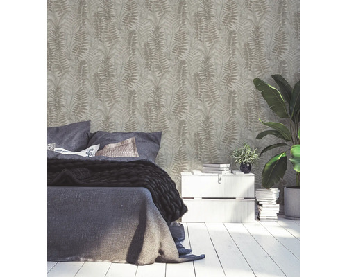 Schlafzimmer mit Bett und Wandtapete mit Pflanzenmuster