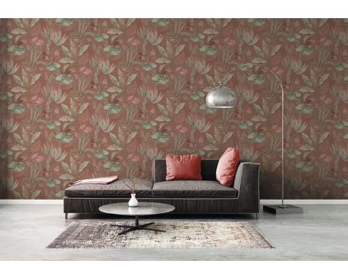 Wohnzimmer mit Couch, Teppich und Dschungeltapete mit Pflanzenmotiven