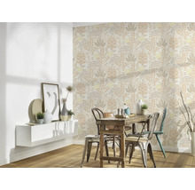 Esszimmer mit floral gemusterter Tapete, Holztisch und Wandregal