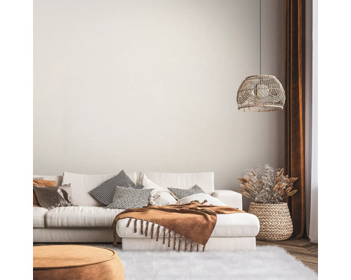 Helles Wohnzimmer mit Sofa, Kissen, Decke, Lampe und Dekoration