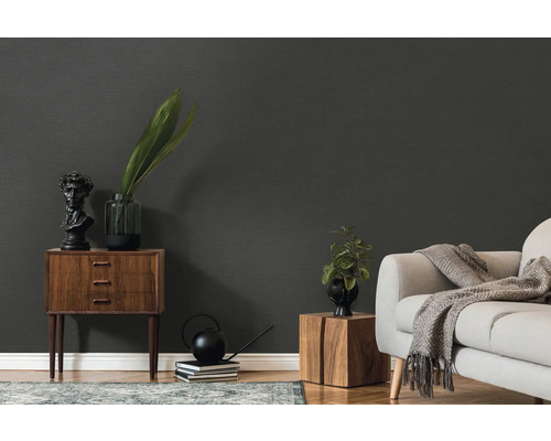 Stilvolles Wohnzimmer mit dunkler Tapete, Kommode und Sofa