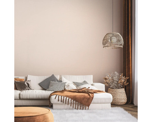 Wohnzimmer mit Sofa, Kissen, Decke, Lampe und Dekoration