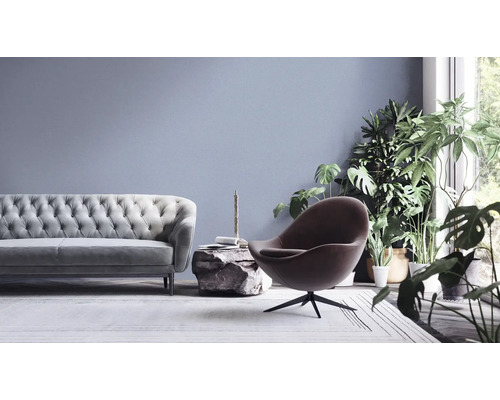 Wohnzimmer mit Sofa, Sessel und Zimmerpflanzen