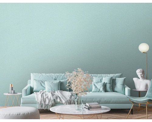 Helles Wohnzimmer mit Sofa, Tisch und Dekoration