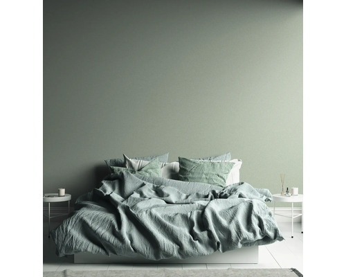 Schlafzimmer mit Bett, Bettwäsche und Nachttischen