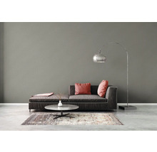 Wohnzimmer mit Sofa, Kissen, Stehlampe und Teppich