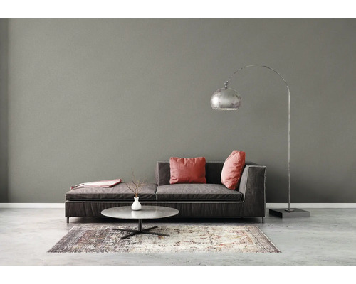 Wohnzimmer mit Sofa, Kissen, Stehlampe und Teppich