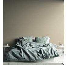 Schlafzimmer mit Bett, Nachttischen und beiger Wand