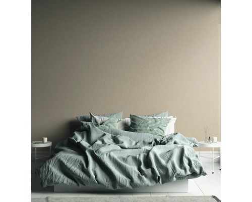 Schlafzimmer mit Bett, Nachttischen und beiger Wand