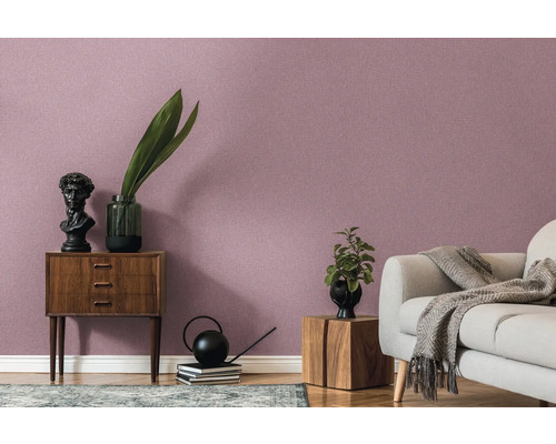 Wohnzimmer mit gemusterter Tapete, Sofa und Holzmöbeln