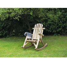 Schaukelstuhl aus Holz mit Decke im Garten