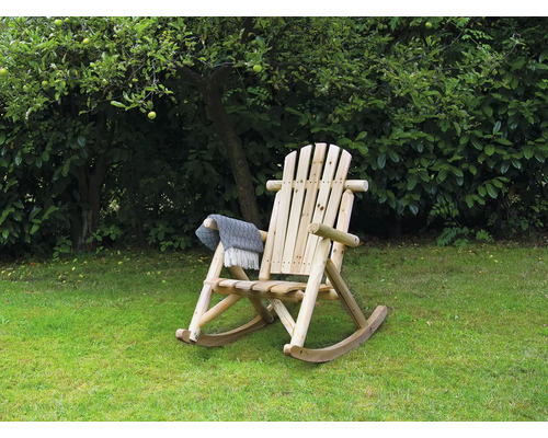 Schaukelstuhl aus Holz mit Decke im Garten