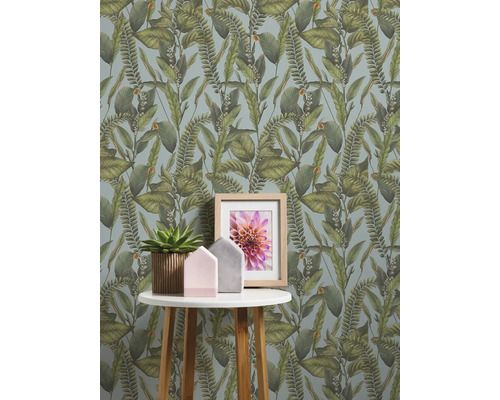 Tapete mit botanischem Blattmuster auf einem Tisch mit Dekoration