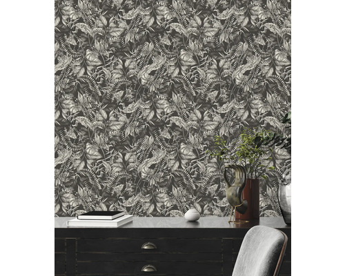 Nahaufnahme einer Wand mit Dschungeltapete, die tropische Pflanzen zeigt.