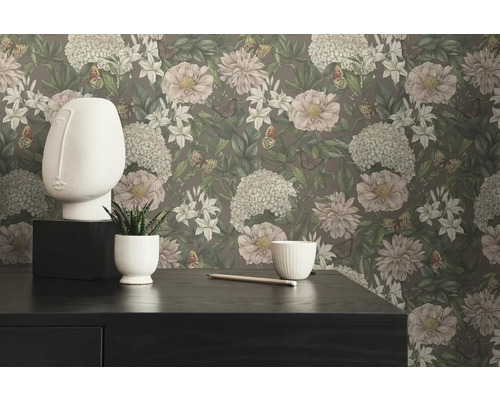 Tapete mit Blumenmuster und Schmetterlingen im Wohnraum