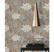 Floral gemusterte Tapete mit Pflanzenmotiven als Wandgestaltung
