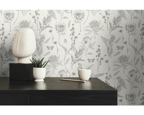 Dekorative Tapete mit floralem Muster, Vögeln und Schmetterlingen in einem Raum