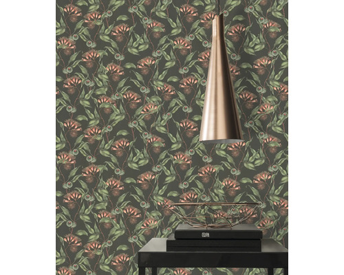 Tapete mit floralem Muster, kombiniert mit einer Pendelleuchte und dekorativen Elementen