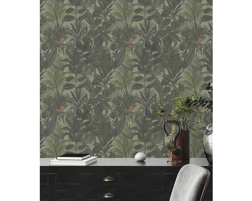 Wandgestaltung mit Dschungel Pflanzen Tapete in einem Zimmer.