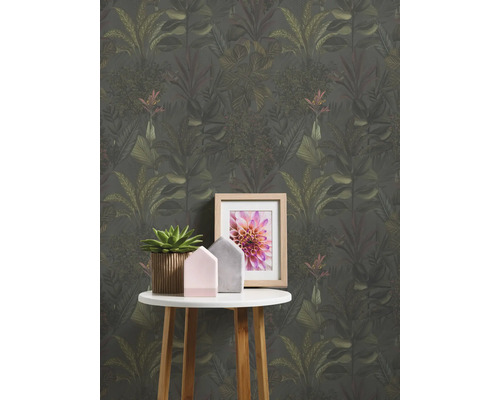 Zimmer mit Dschungeltapete, Tisch, Pflanze und Bild