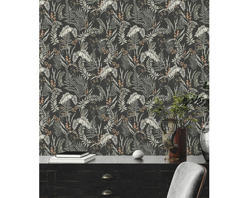 Dekorative Tapete mit Pflanzenmuster auf einer dunklen Kommode