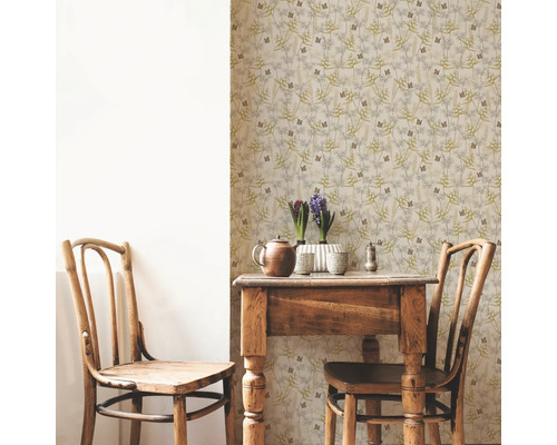 Dekoratives Zimmer mit gemusterter Tapete, Holztisch und Stühlen