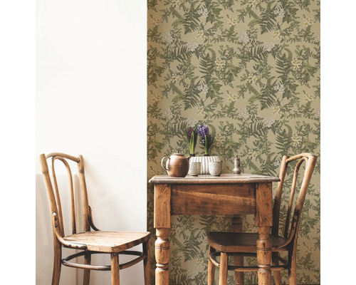 Zimmer mit Holztisch und floraler Tapete