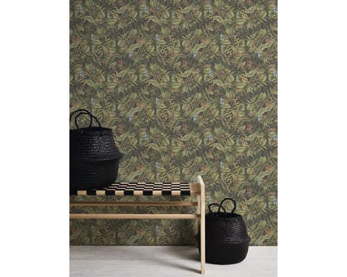 Wohnraum mit Dschungeltapete, Bank und zwei schwarzen Körben